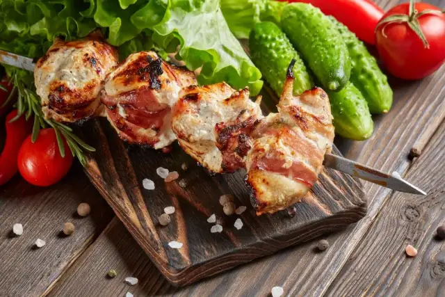 Jaki boczek na szaszłyki: surowy czy wędzony? Uniknij błędów w wyborze