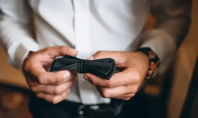 Jaka muszka do czarnej koszuli? Oto najlepsze wybory na każdą okazję