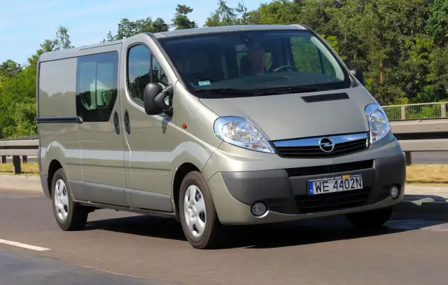 Opel Vivaro w kolorze szampańskim na drodze. Kierowca i pasażer w środku. Zastanawiasz się nad opel vivaro spalanie?