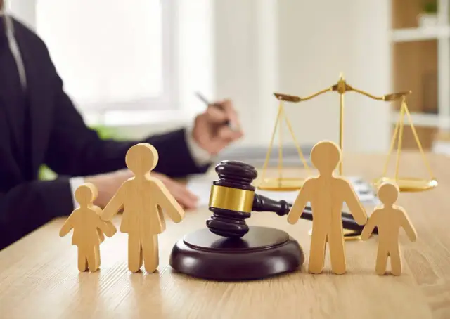 Kiedy sąd odbiera matce dziecko? Przyczyny i prawa rodzica