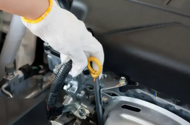 Kiedy należy sprawdzać poziom oleju w silniku, aby uniknąć awarii?