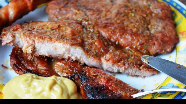 Jak przygotować karczek na grilla, by był soczysty i pełen smaku