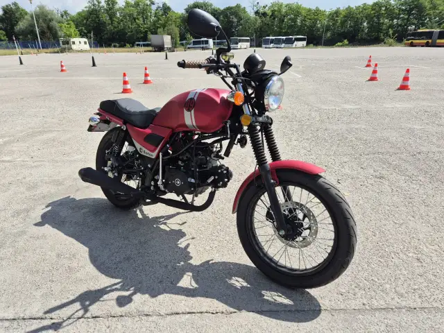 Prawo jazdy AM: Ile kosztuje kurs na motorower? Uniknij ukrytych opłat!