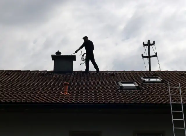 Skuteczne metody na wypalenie sadzy w kominie i bezpieczeństwo