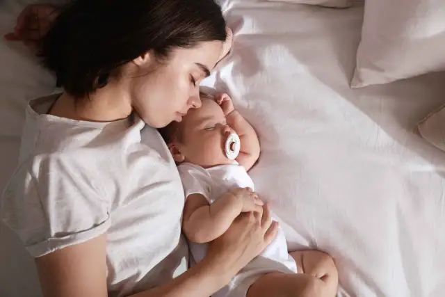 Od kiedy smoczek? Ekspert radzi: Kiedy podać i jak odstawić.