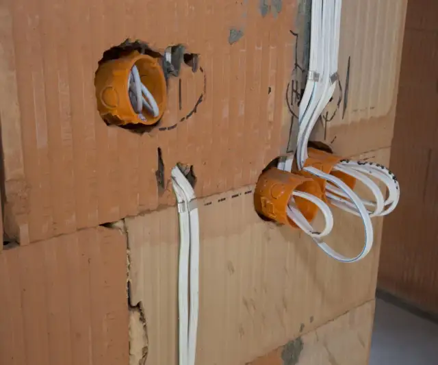 Ile kosztuje wymiana elektryki w mieszkaniu? Ceny 2026 i porady eksperta