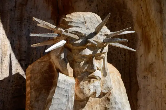 Chrystus Frasobliwy: Historia, symbolika i jak wybrać rzeźbę