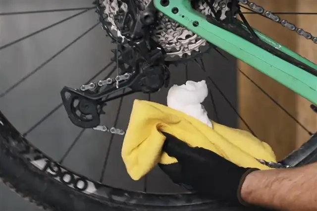 Łańcuch rowerowy: czym czyścić, by służył dłużej?