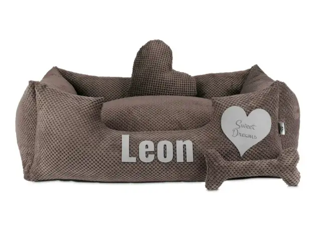 Miękkie, brązowe legowisko dla buldoga angielskiego Leona z sercem "Sweet Dreams" i zabawną kością.
