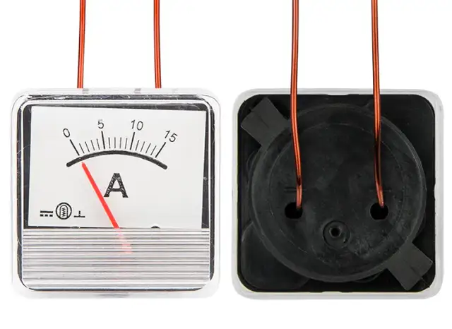 Co wskazuje amperomierz na prostowniku i jak uniknąć błędów?