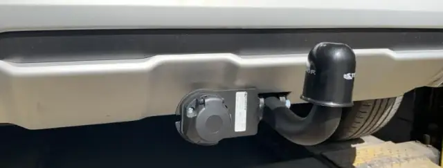 Zaczep do holowania pojazdu – czy jest obowiązkowy i co warto wiedzieć?