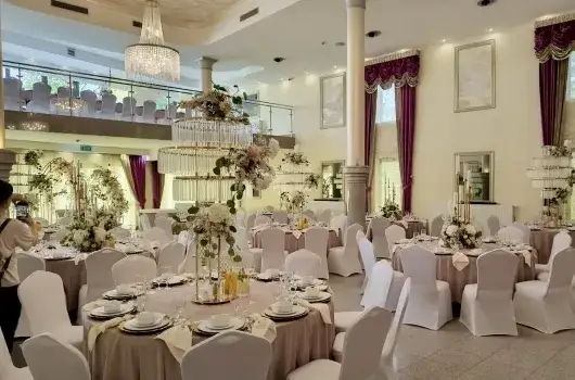 Ile na wesele z noclegiem? Jak uniknąć nieprzyjemnych kosztów?