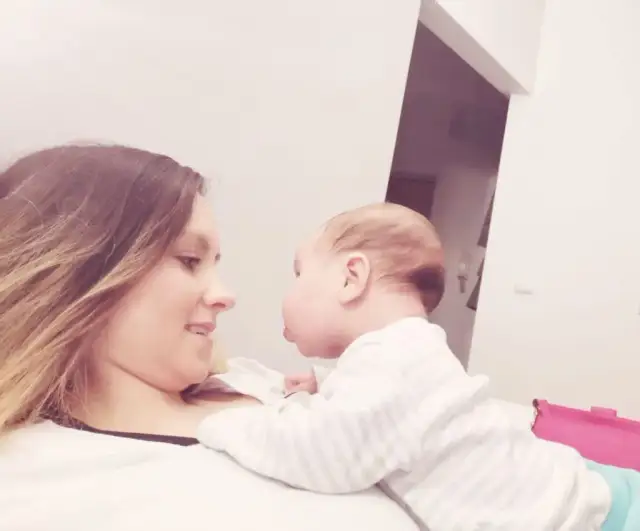 Jak zachęcić niemowlaka do leżenia na brzuszku i uniknąć frustracji