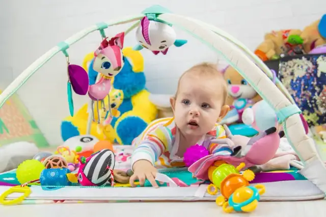 Mata edukacyjna: Kiedy zacząć? Od noworodka po raczkowanie!