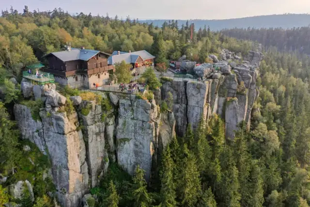 Gdzie zjeść w Karłowie? Odkryj najlepsze lokalne restauracje