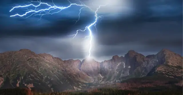 Burza w górach co robić? Kluczowe kroki, aby uniknąć niebezpieczeństwa