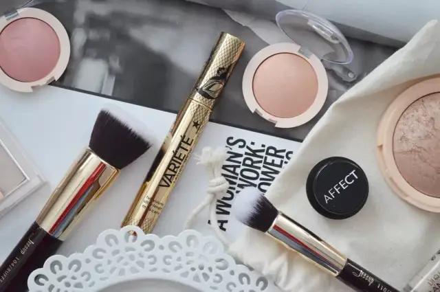 Co jest potrzebne do makijażu? Kluczowe kosmetyki i akcesoria