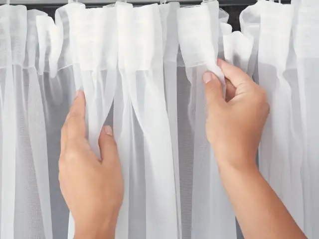 Pożółkłe firanki? Ultramaryna przywróci biel! Sprawdź jak