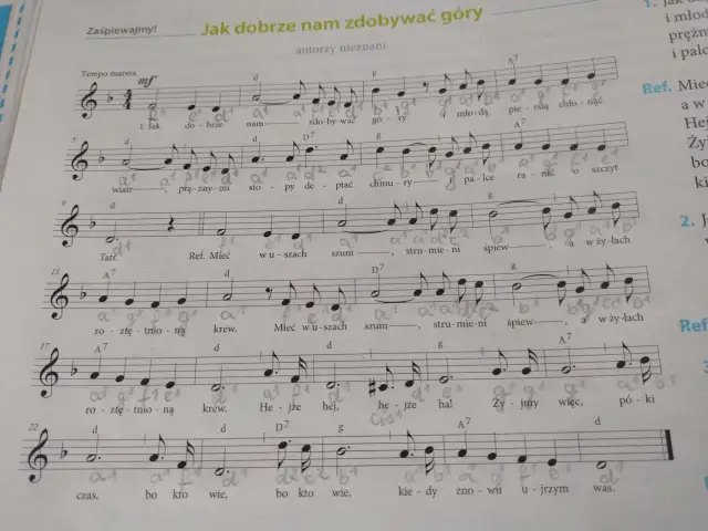 Nuty piosenki "Jak dobrze nam zdobywać góry" z zapisanym tekstem i akordami.