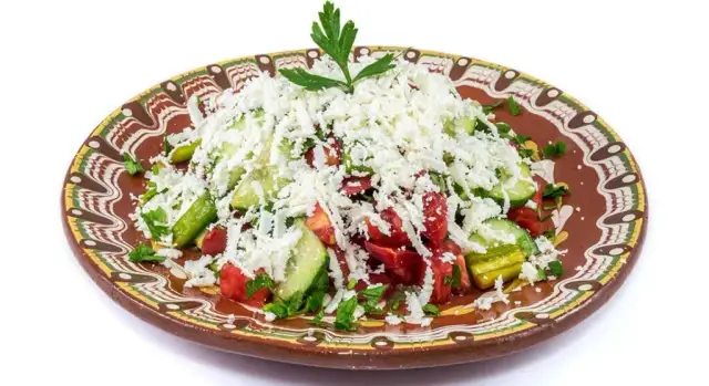 Sałatka szopska jaki ser – wybierz idealny ser dla autentycznego smaku