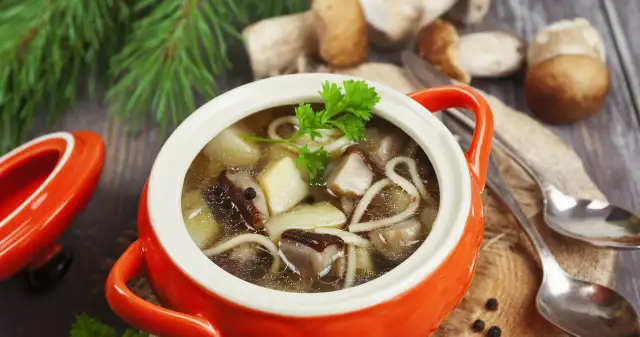 Co dodać do zupy grzybowej, aby zyskała wyjątkowy smak?
