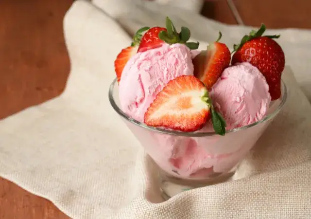 Przepisy na zdrowe lody bez cukru, które pokochasz latem