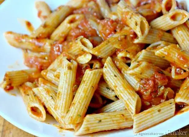 Kaloryczność makaronu z sosem pomidorowym: Jak ją kontrolować?
