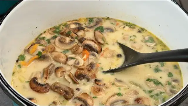 Jakie przyprawy do zupy pieczarkowej? Sekret wyrazistego smaku