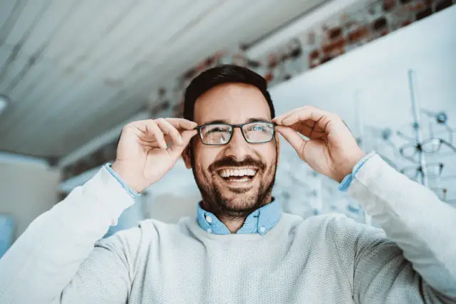 Jak włożyć szkiełko do okularów? Poradnik DIY i kiedy do optyka