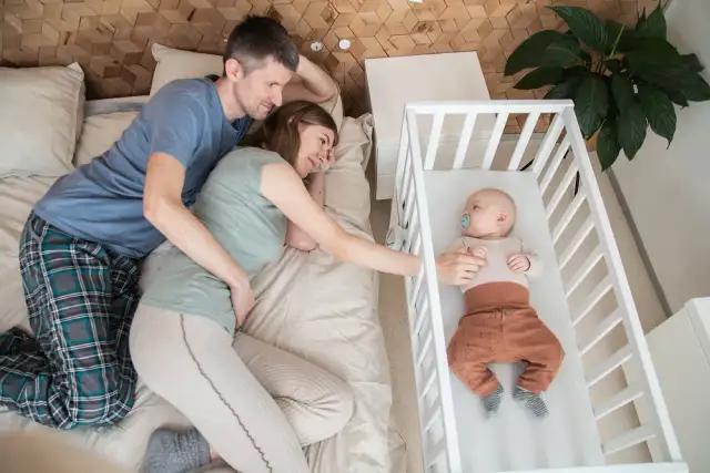 Jak spać z niemowlakiem w łóżku bez ryzyka i w komfortowych warunkach