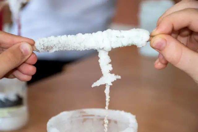 Eksperyment z solą i sznurkiem: Łów lód, hoduj kryształy!