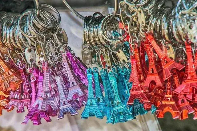 Najlepsze pamiątki z Paryża, których nie możesz przegapić i ich ceny