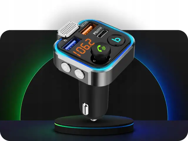 Nowoczesny transmiter FM z wyświetlaczem 106.2, portami USB i przyciskiem Bluetooth.