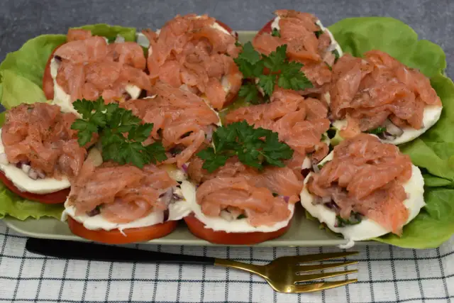 Najlepsze surówki do łososia, które zachwycą Twoje podniebienie