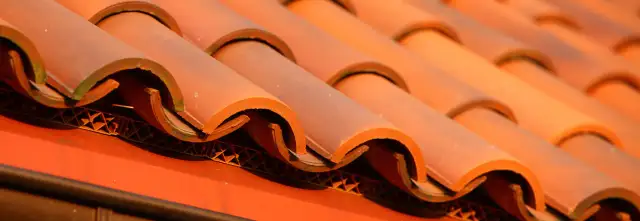 Jak zamontować pas nadrynnowy, aby uniknąć problemów z rynnami