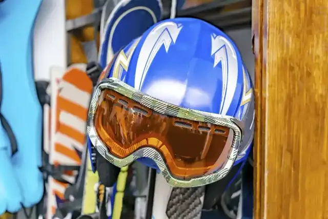 Kask narciarski: Jak wybrać idealny? Poradnik 2024