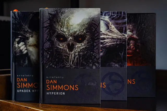 Okładki książek Dana Simmonsa z cyklu "Hyperion" z mrocznymi, przerażającymi grafikami.