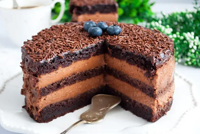 Ile kalorii ma tort czekoladowy? Sprawdź, co naprawdę zawiera