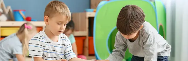 Najlepsze zabawki sensoryczne dla niemowlaka – wspieraj rozwój dziecka