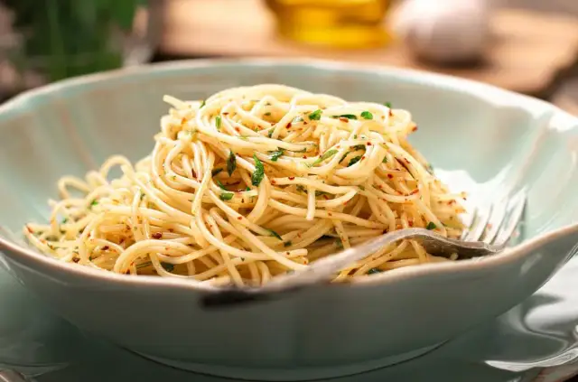 Idealny przepis na spaghetti olio aglio, który zachwyci każdego smakosza