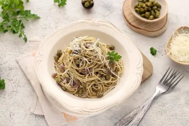 Spaghetti z kaparami: Jak zrobić idealne w mniej niż 20 minut