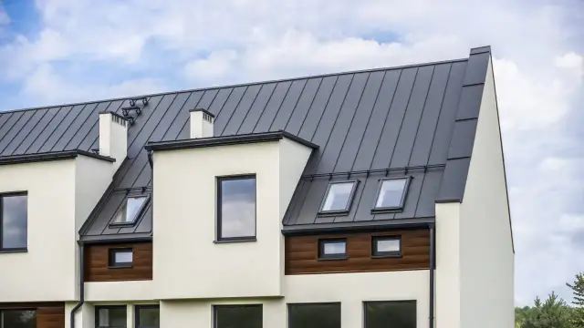 Blacha na rąbek czy dachówka - co wybrać, aby uniknąć kosztów?