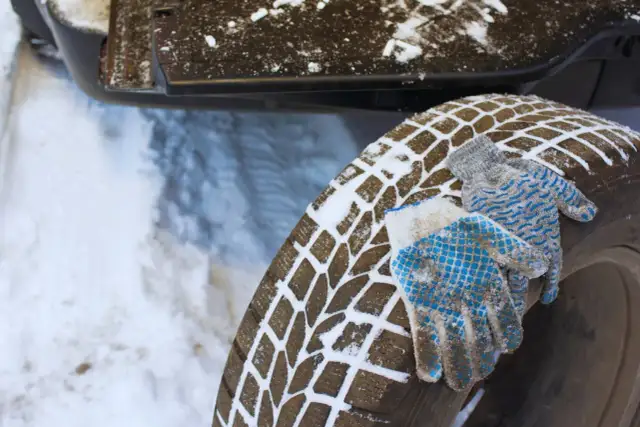 Kiedy zakładać opony zimowe, aby uniknąć niebezpieczeństw na drodze