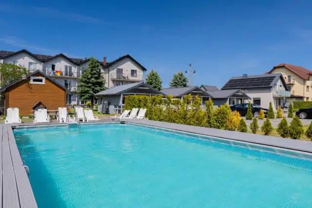 Karwia noclegi z basenem: Komfortowy wypoczynek z wyżywieniem