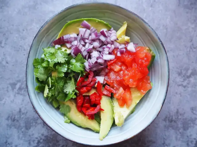 Guacamole w 5 minut: Prosty przepis, idealne awokado, zero brązowienia