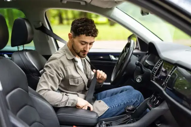 Mandat za brak pasów bezpieczeństwa – ile wynosi i jakie są konsekwencje?