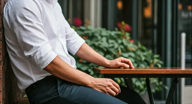 Jak wywinąć rękawy w koszuli, by wyglądać stylowo i schludnie