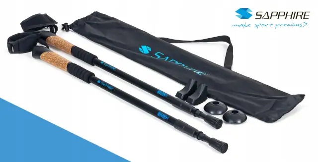 Kije trekkingowe Sapphire z korkową rączką i pokrowcem. Czy kije trekkingowe można używać do nordic walking? Tak, z odpowiednimi końcówkami.