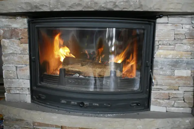 Czy można palić kartony w kominku? Sprawdź zagrożenia i alternatywy