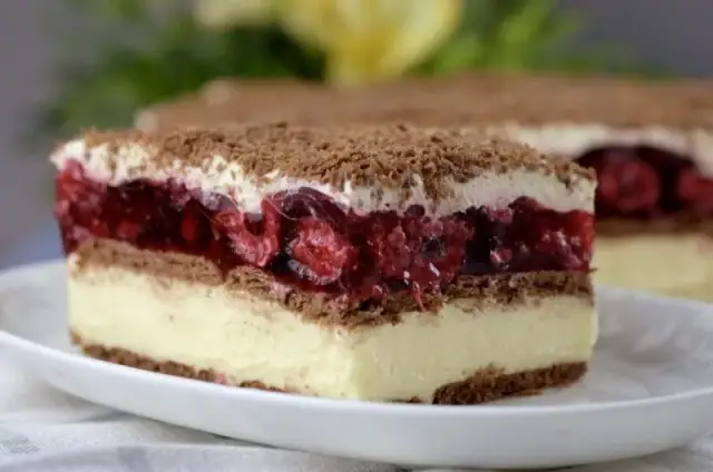 Prosty przepis na dobre ciasto z malinami – smaczne i łatwe w przygotowaniu